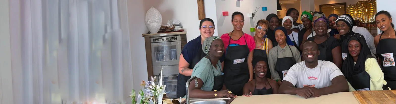 Les membres de l’association réunis en tablier lors d’un atelier cuisine