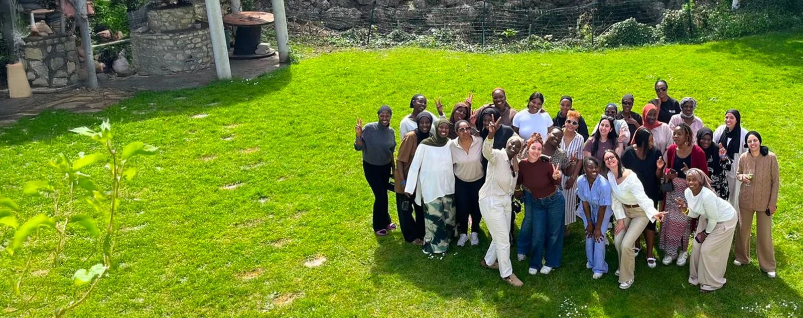 Les adhérentes de l'association réunies sur une pelouse lors d'une journée associative
